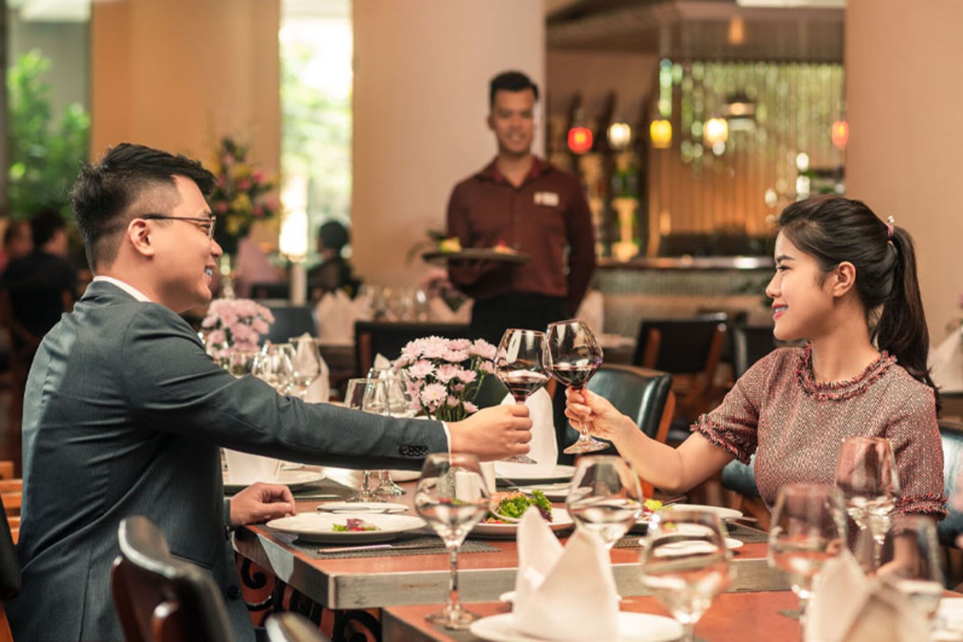 De nha hang dong khach, hay tao cho khach hang cam giac than thuoc hinh anh