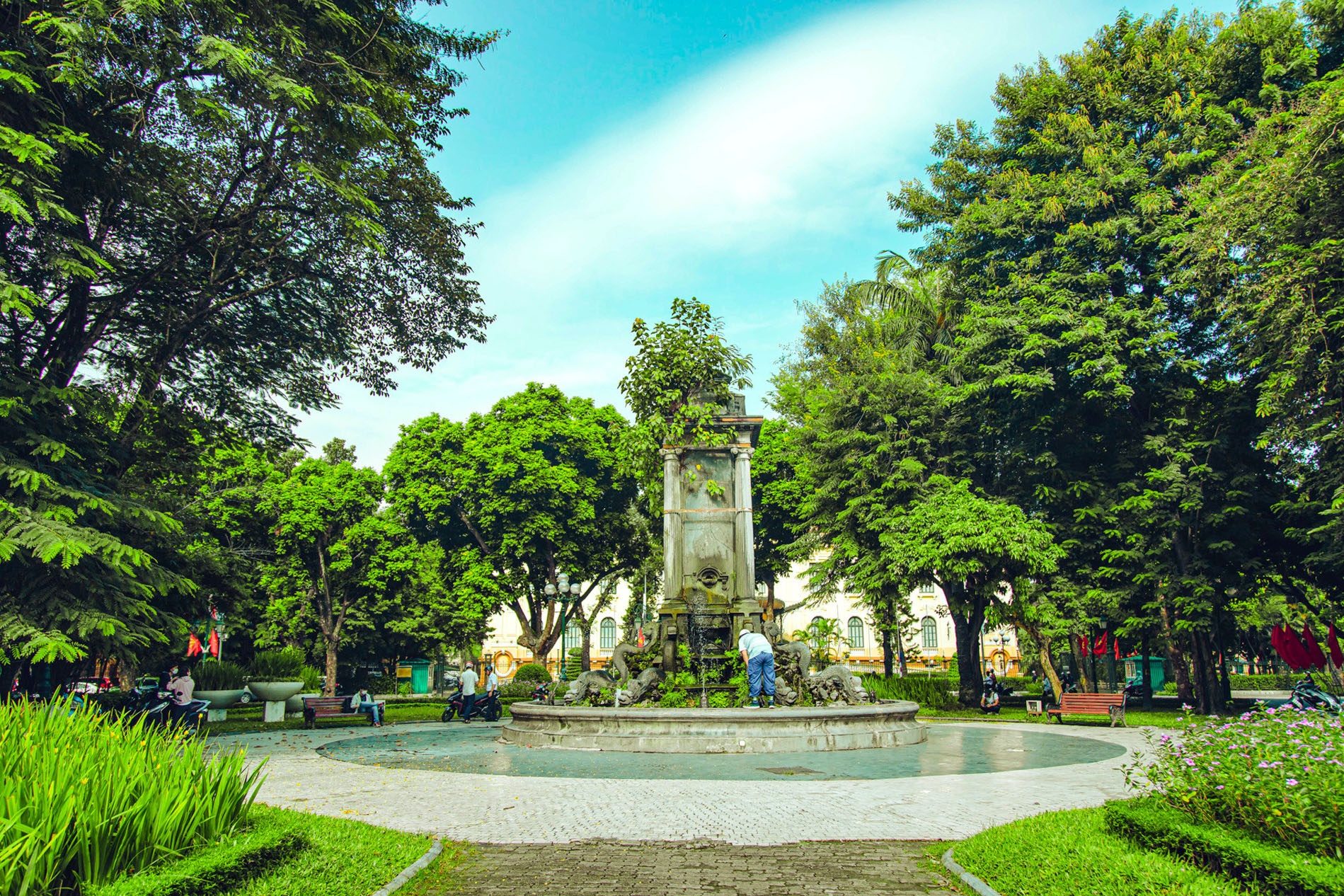 Tro choi ma tre con Ha Noi me man trong nhung vuon hoa cua thanh pho hinh anh