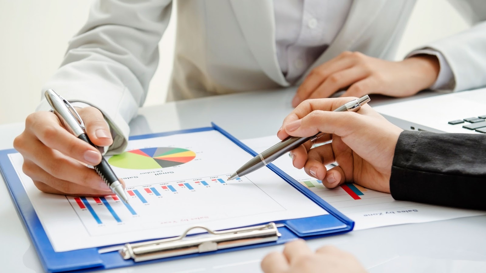 Cach cac cong ty kiem toan kiem bon tien trong nhay mat hinh anh