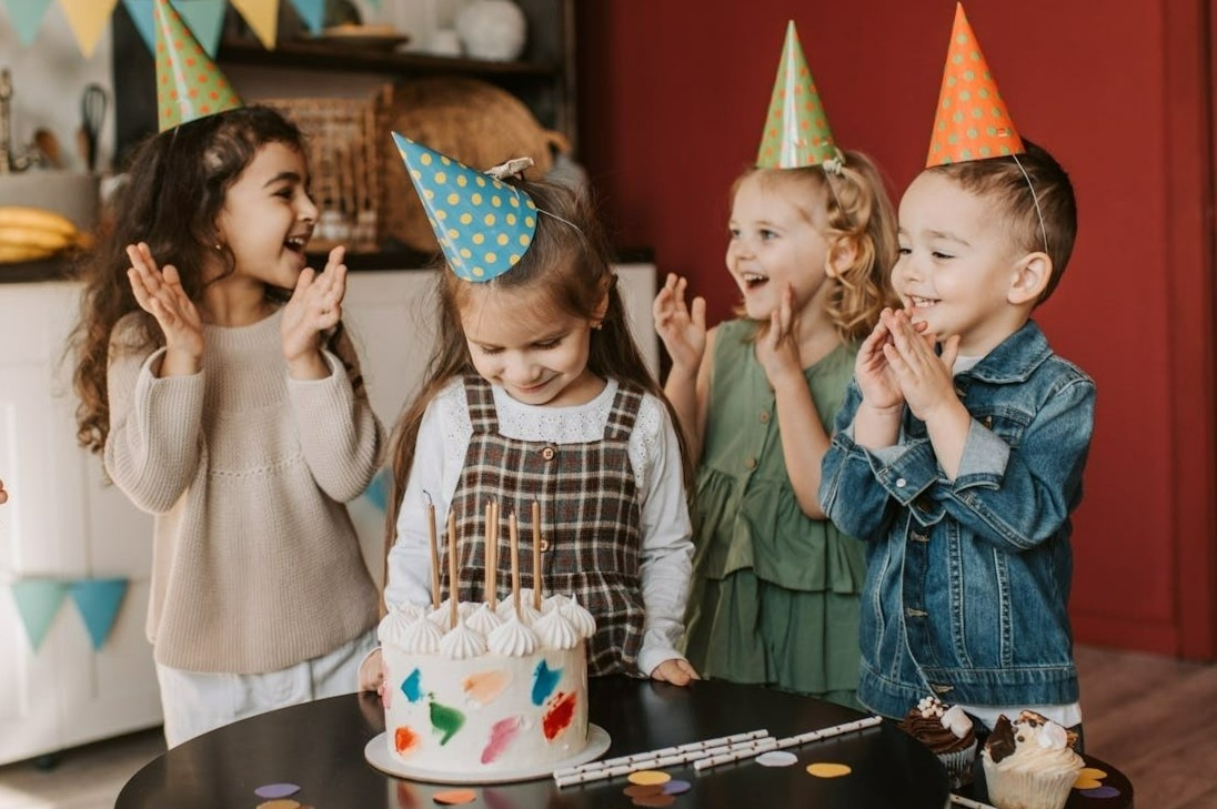 Gia dinh 4 dua tre quay quan, moi chau mot tinh cach hinh anh