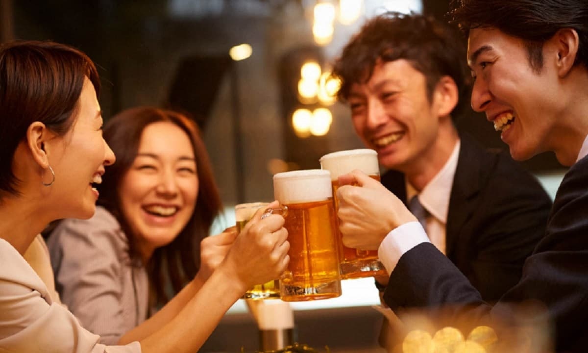 Nguoi Anh va cach uong bia khien ca the gioi ngo ngang hinh anh