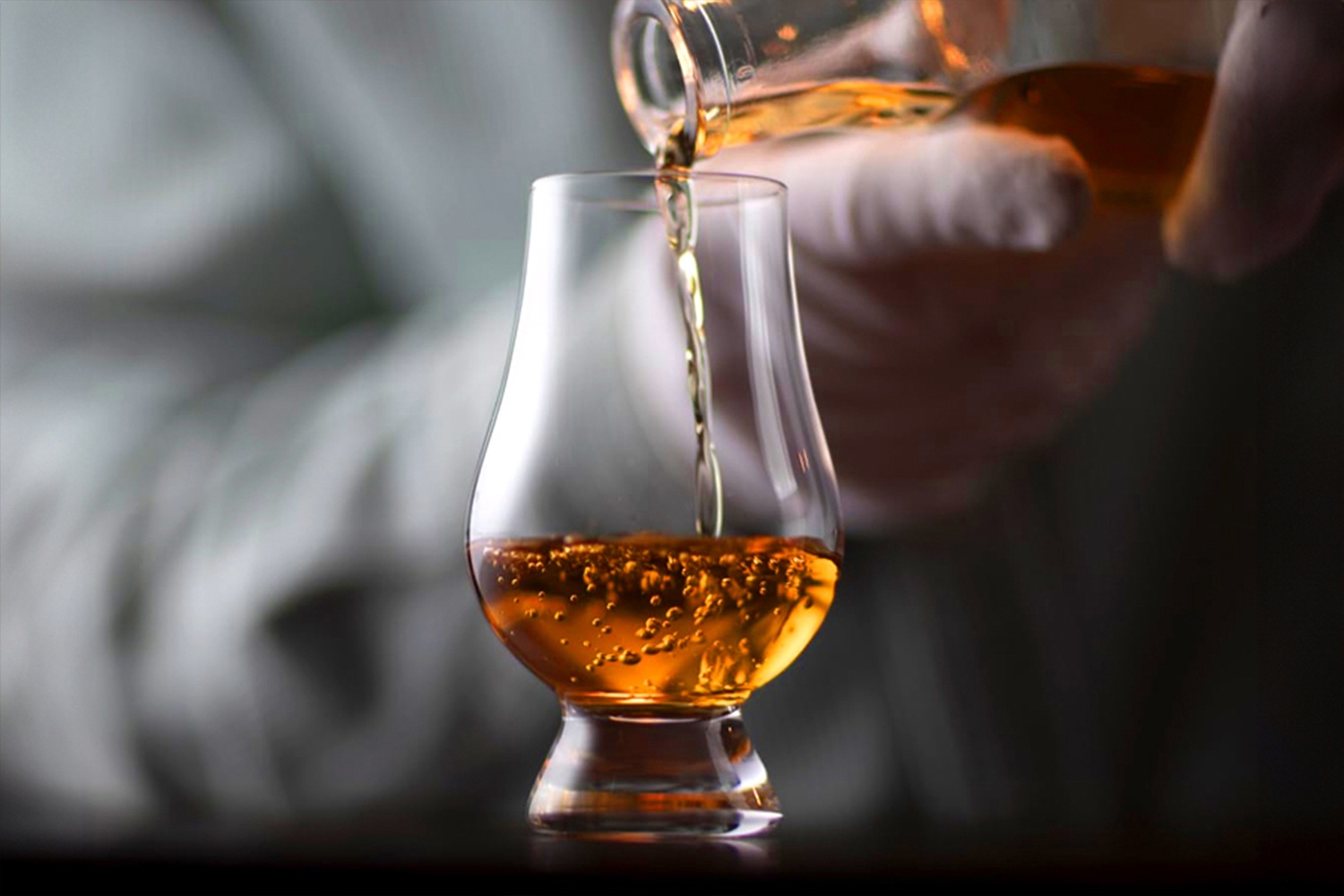 Thue ruou va whisky hinh anh