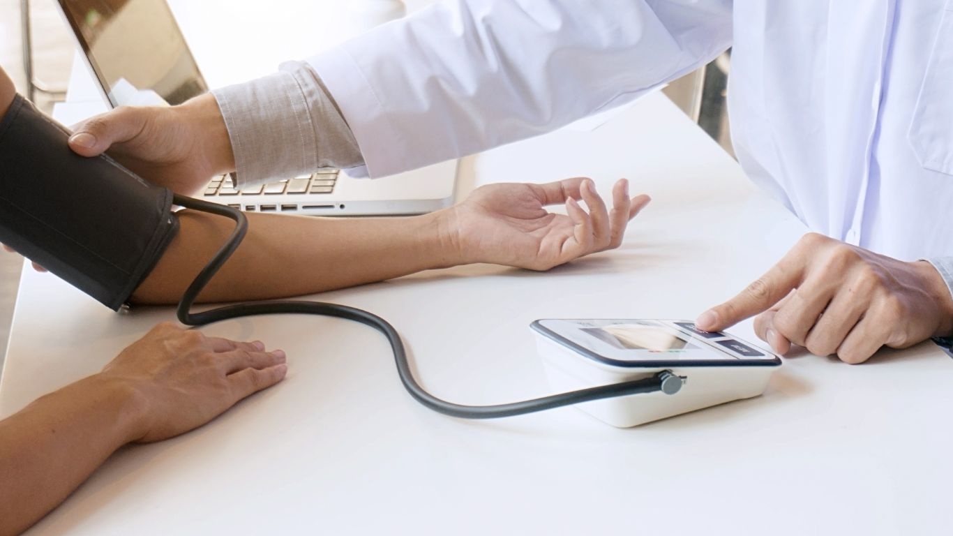 Moi lien he giua huyet ap thap va chung khi hu hinh anh