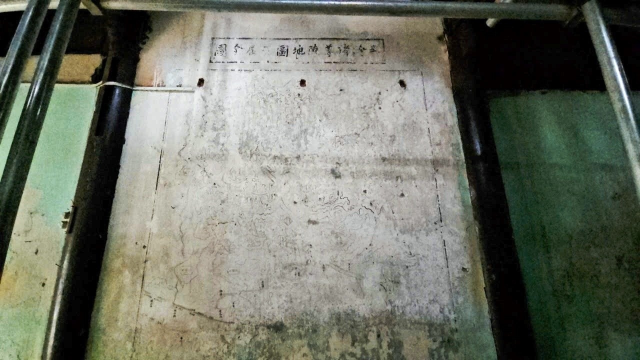 Bi an buc hoa co an trong lop son cu tren tuong Kinh thanh Hue hinh anh