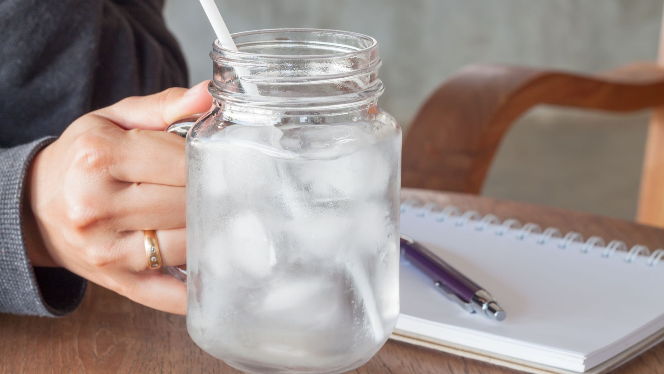 'Uong nuoc lanh, an do cay' co gay nen chung tu cung lanh hay khong? hinh anh