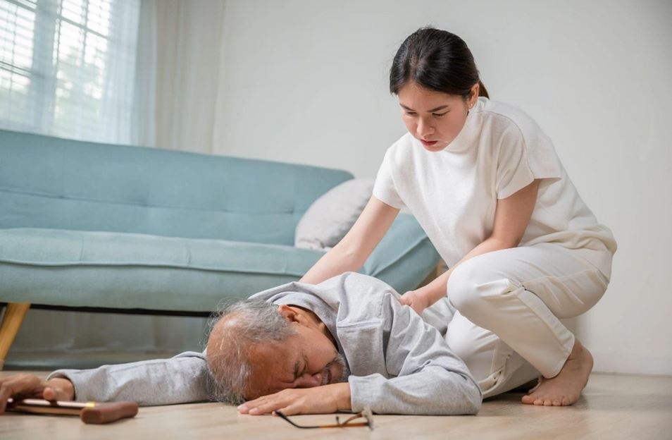 Can lam gi khi phat hien nguoi than bi dot quy? hinh anh