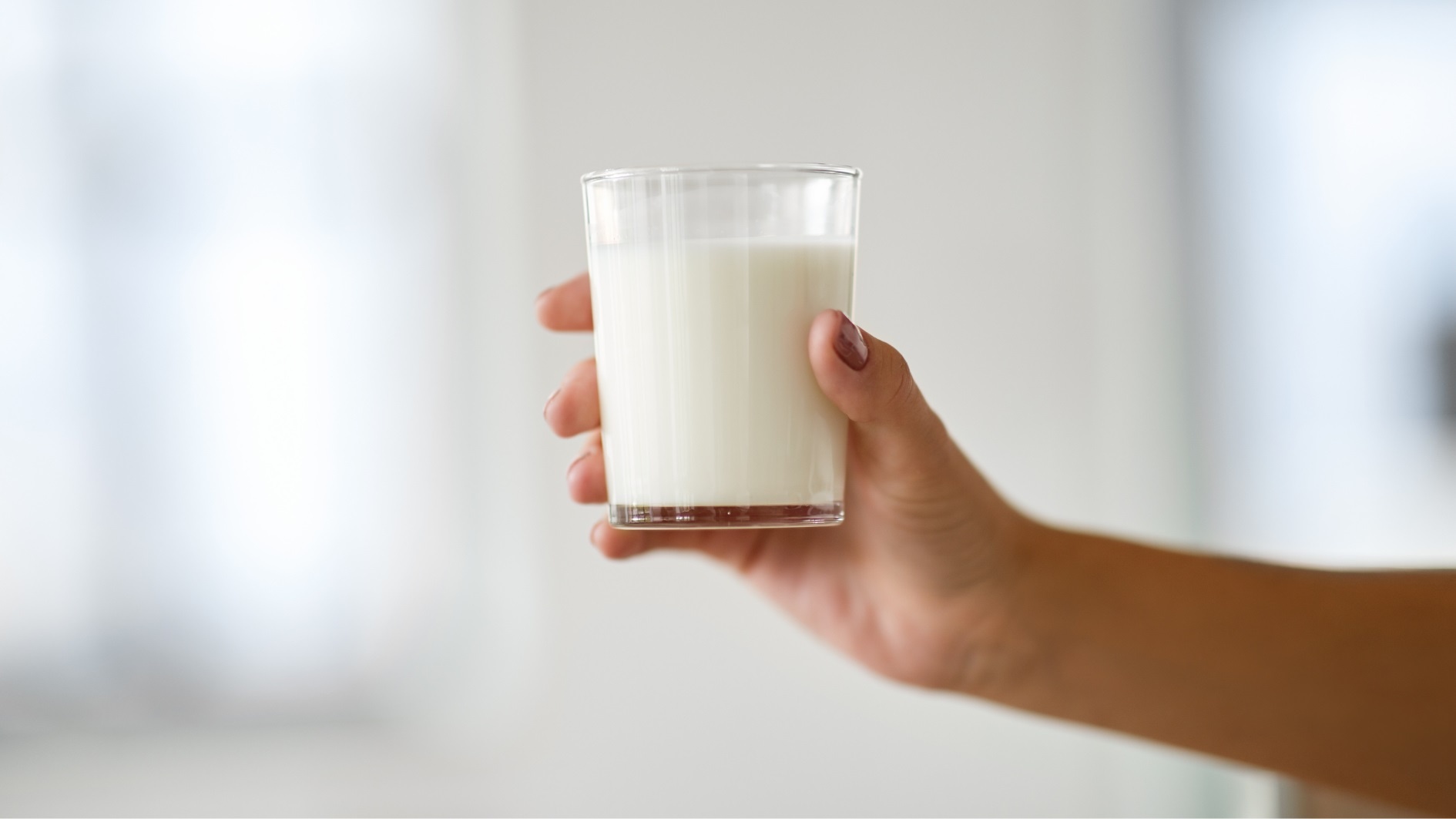 Vi sao cac bac si khuyen nen uong sua am truoc khi di ngu? hinh anh