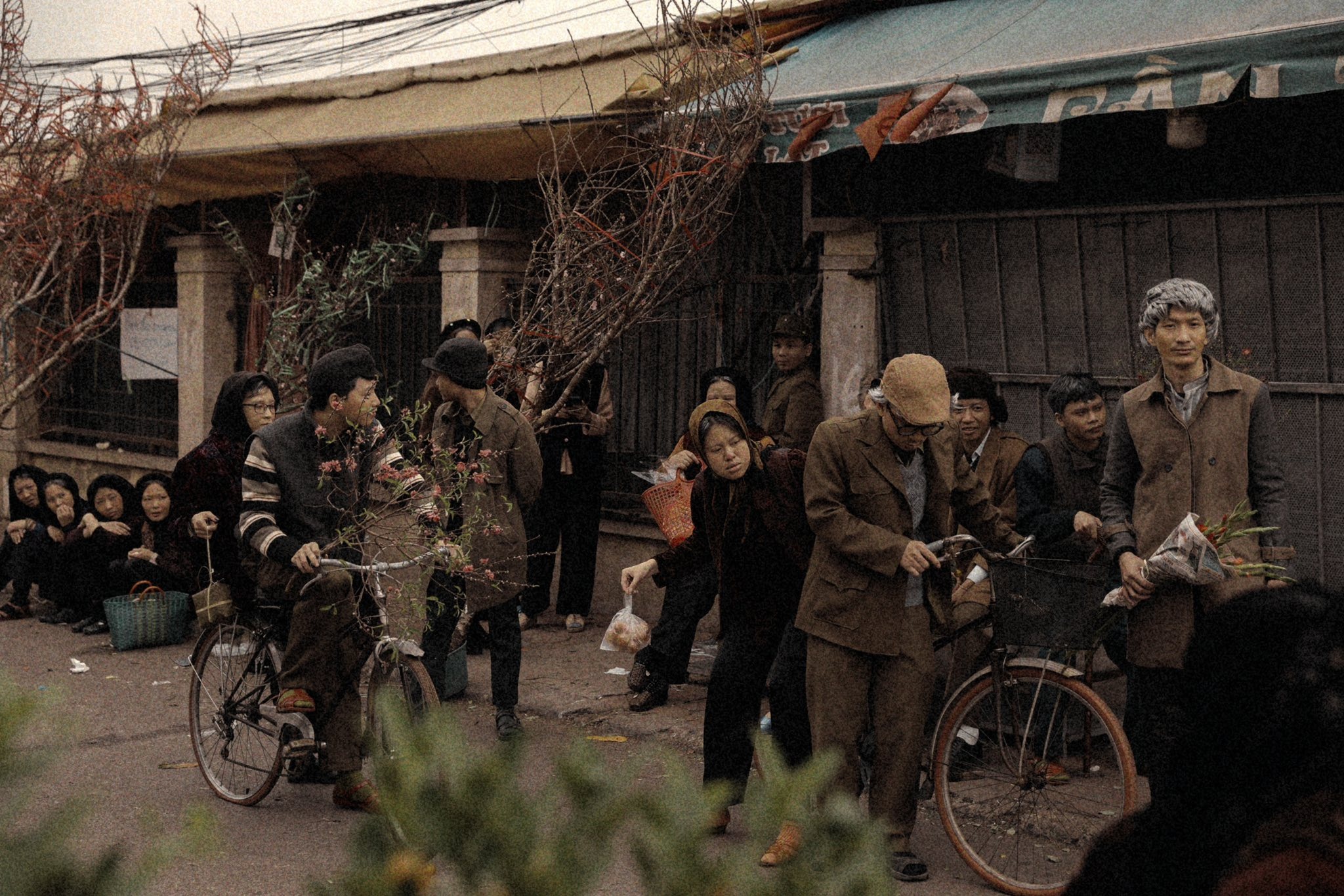 Thoi bao cap, nha van chi can in vai cuon sach da mua duoc nha hinh anh