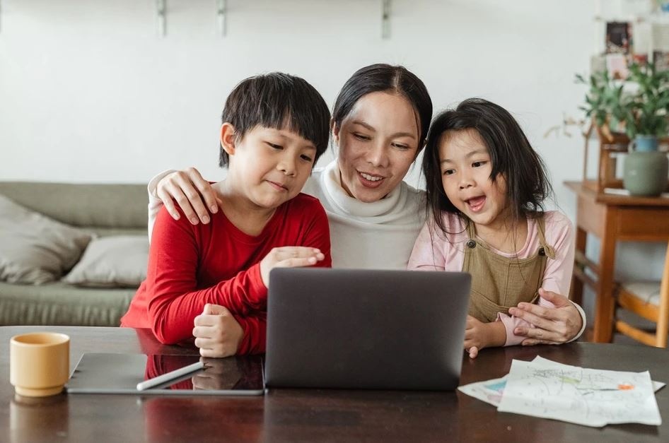 Nuoi day con giua 'con bao thong tin' hinh anh