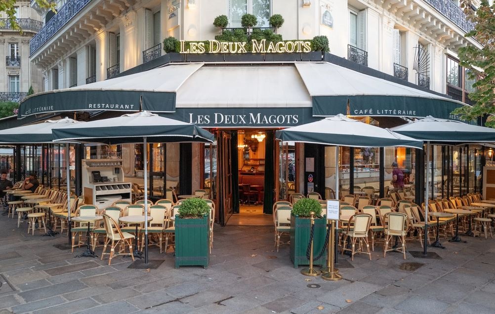 Quan ca phe o Paris noi tieng vi don tiep cac van nghe si hinh anh