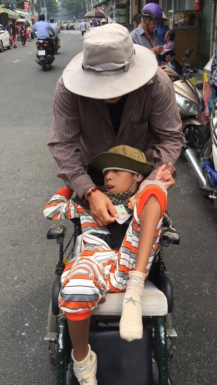 cha cùng con bại não bán vé số ảnh 2 cha cung con bai nao ban ve so anh 2