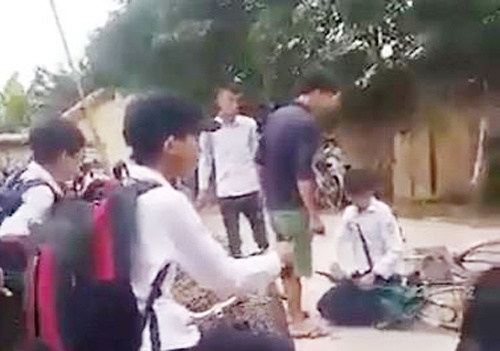 Nam sinh lop 8 tu tu: Noi dau nguoi me mat con hinh anh