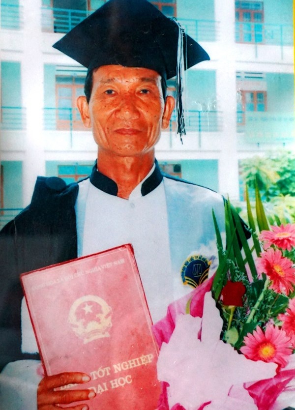 thạc sĩ luật 70 tuổi ảnh 1 thac si luat 70 tuoi anh 1