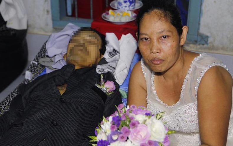 Mac vay co dau va ao tang chong trong mot dem hinh anh