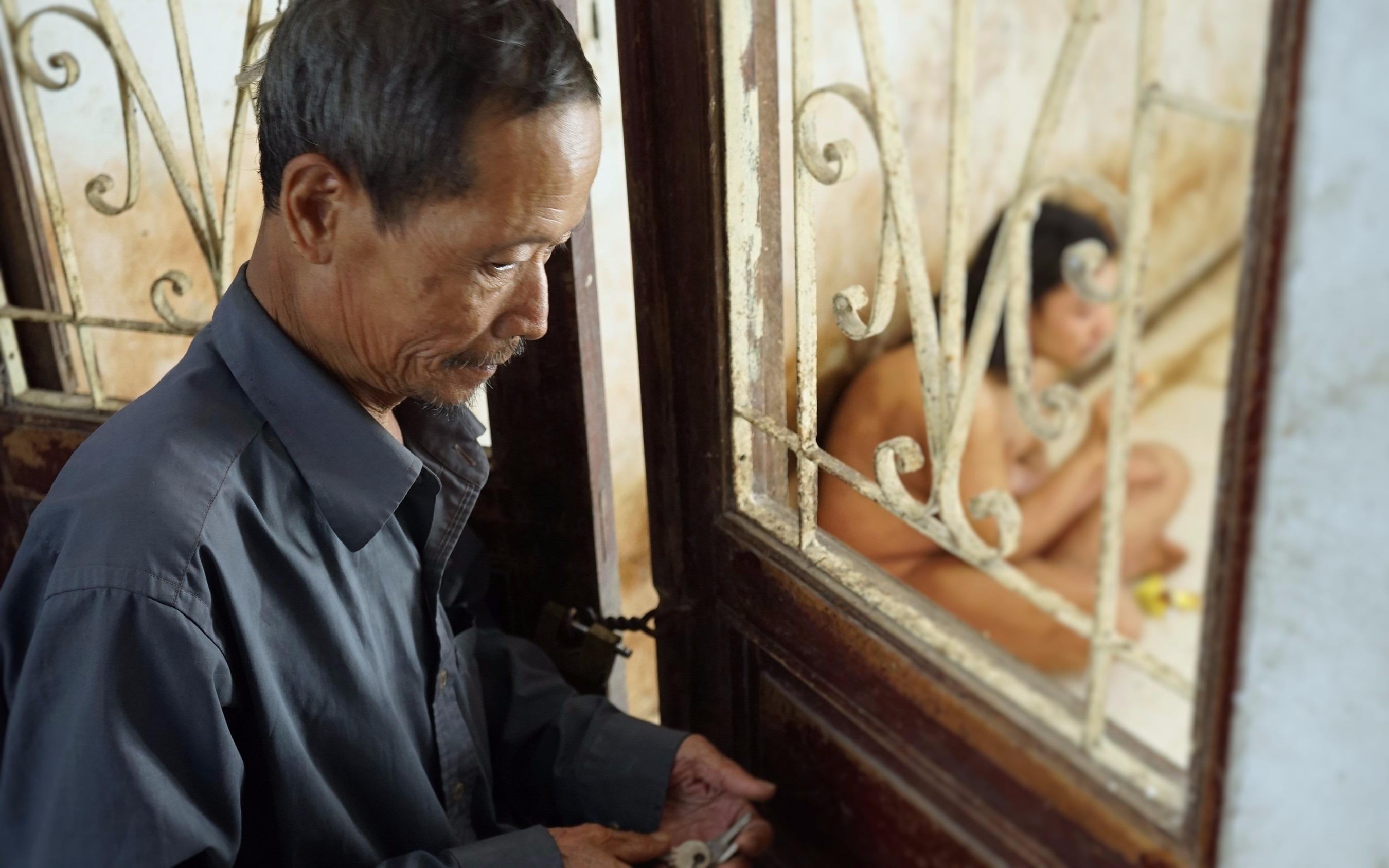 Nguoi cha nhot con tam than trong nha 20 nam hinh anh