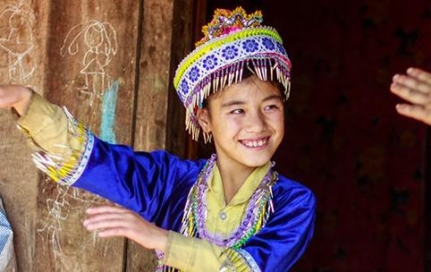 Co be nguoi Mong cam diec khat khao den truong hinh anh