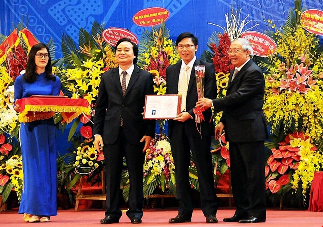 703 nguoi dat chuan chuc danh giao su va pho giao su hinh anh