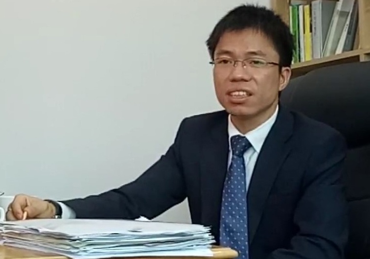 'Giao su nhay len ban chui bay' bi tham tra chuc danh hinh anh