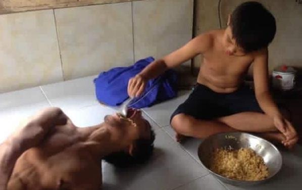 Cau be 13 tuoi chan vit thue nuoi bac bai nao hinh anh