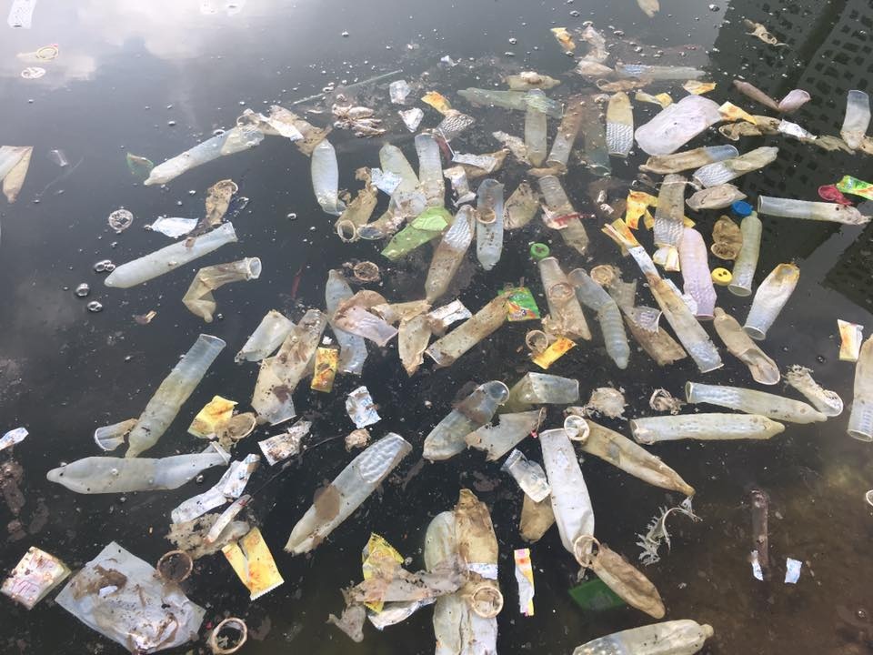 Ong Tay ke chuyen chup anh bao cao su noi trang ho Linh Dam hinh anh