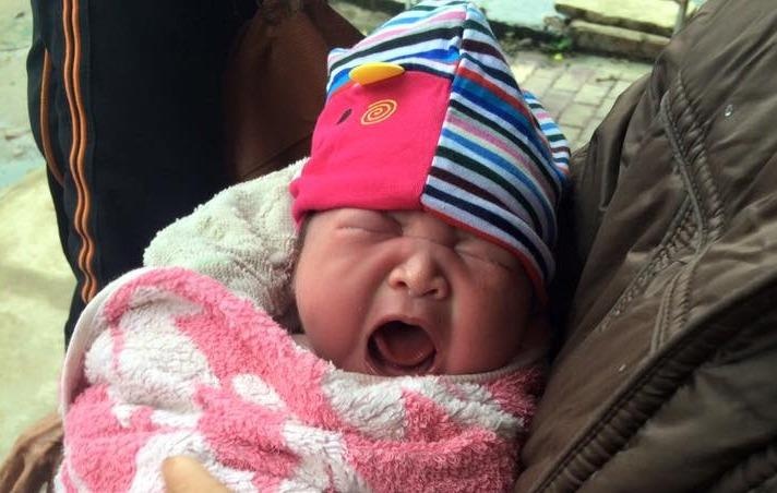 San phu 'de roi' con gai tren duong ve que hinh anh