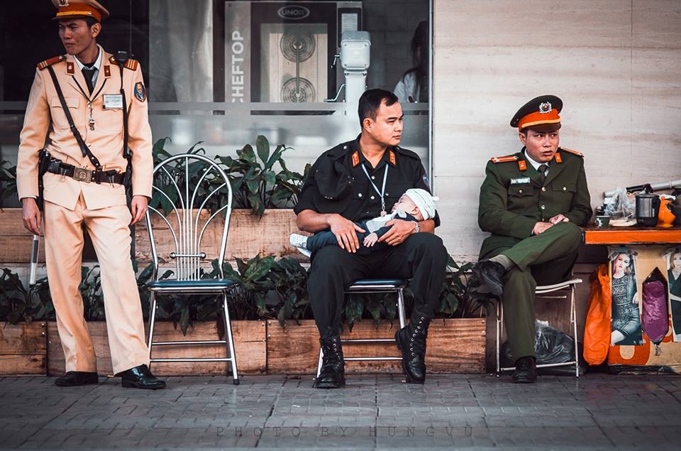 chiến sĩ cảnh sát bế em bé ảnh 1 chien si canh sat be em be anh 1