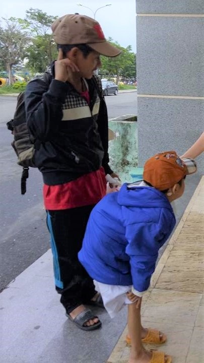 cậu bé không thể đứng thẳng ảnh 3 cau be khong the dung thang anh 3