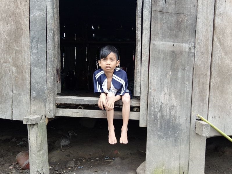 cậu bé không thể đứng thẳng ảnh 2 cau be khong the dung thang anh 2