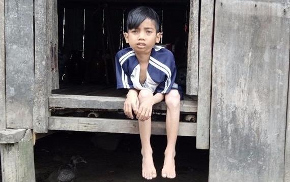 Noi buon cua cau be lung gu 90 do hinh anh