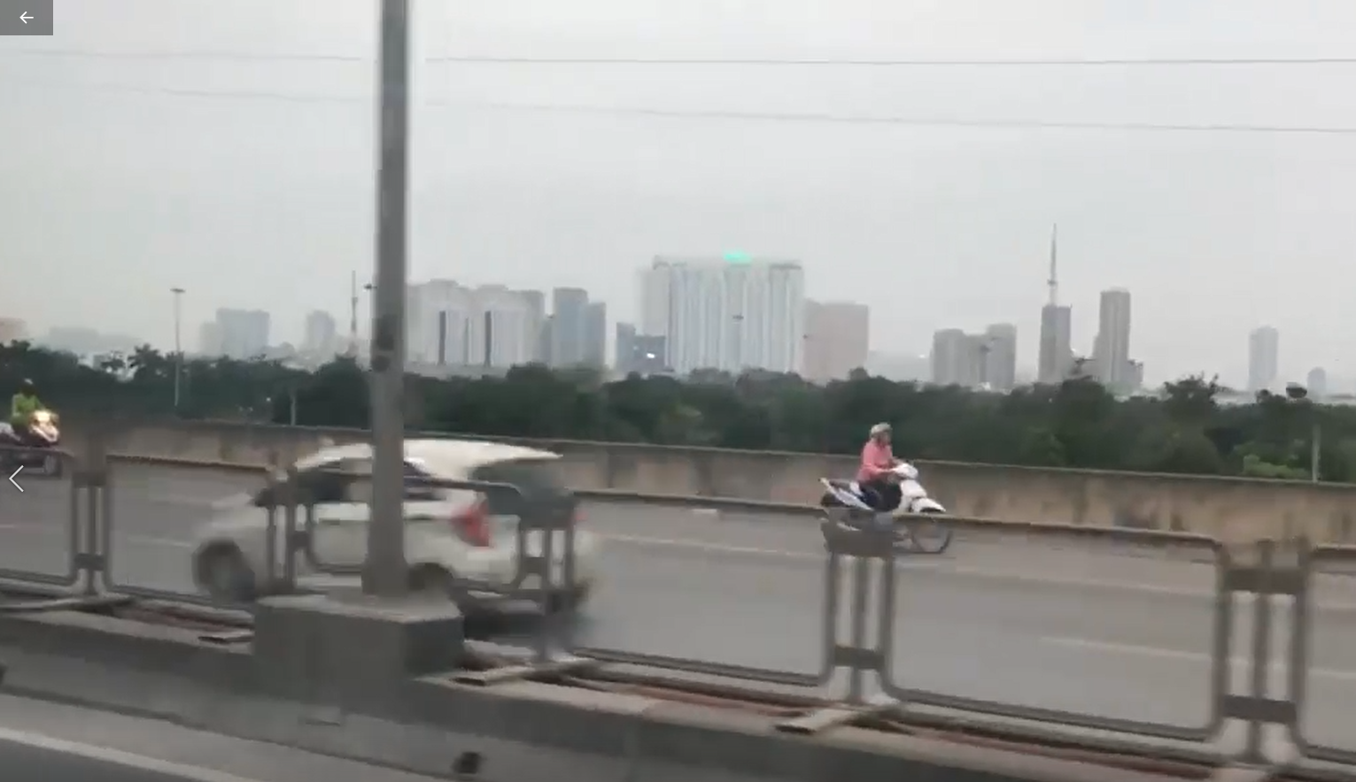 Nhieu xe may ngang nhien chay nguoc chieu tai cao toc tren cao hinh anh