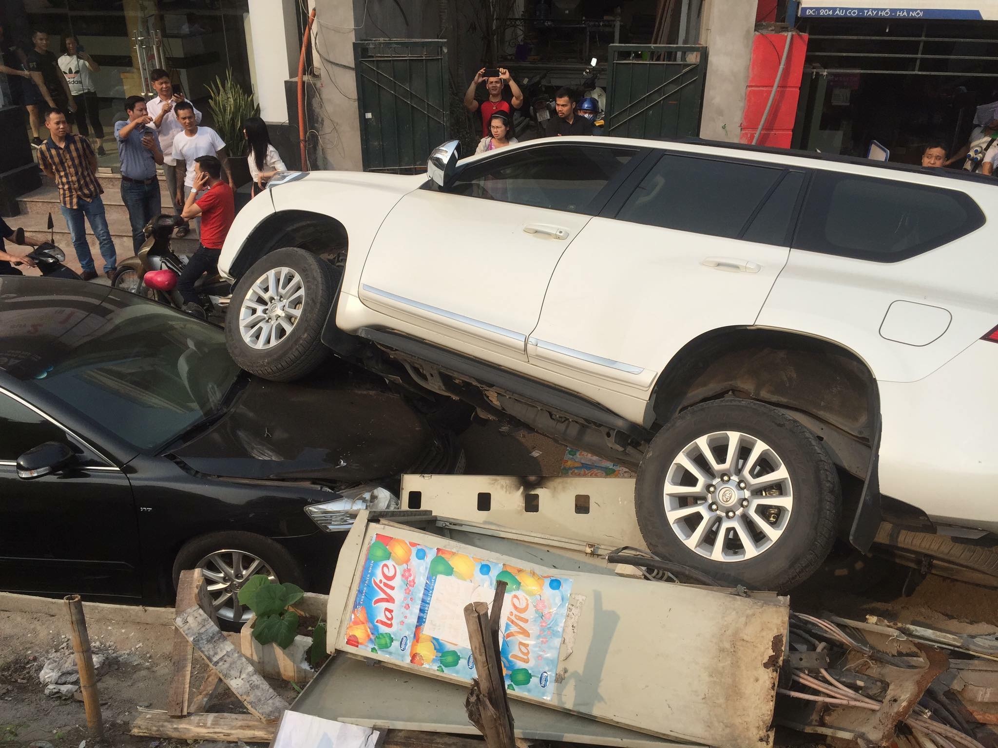 Leo doc mat lai, xe Toyota Prado bay khoi de lao vao xe Camry hinh anh