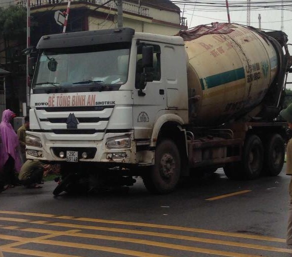 Va cham voi xe bon trong mua, 2 nguoi tu vong hinh anh