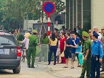 Do bo hang rao, thong duong lien khu Goldmark City, Vinaconex 7 hinh anh