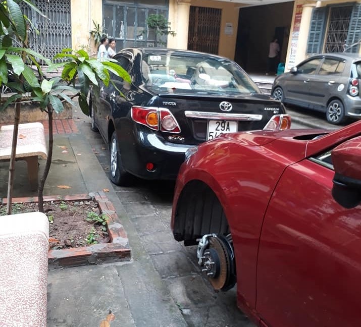 Choc lop xe nguoi dan Xuan La anh 1