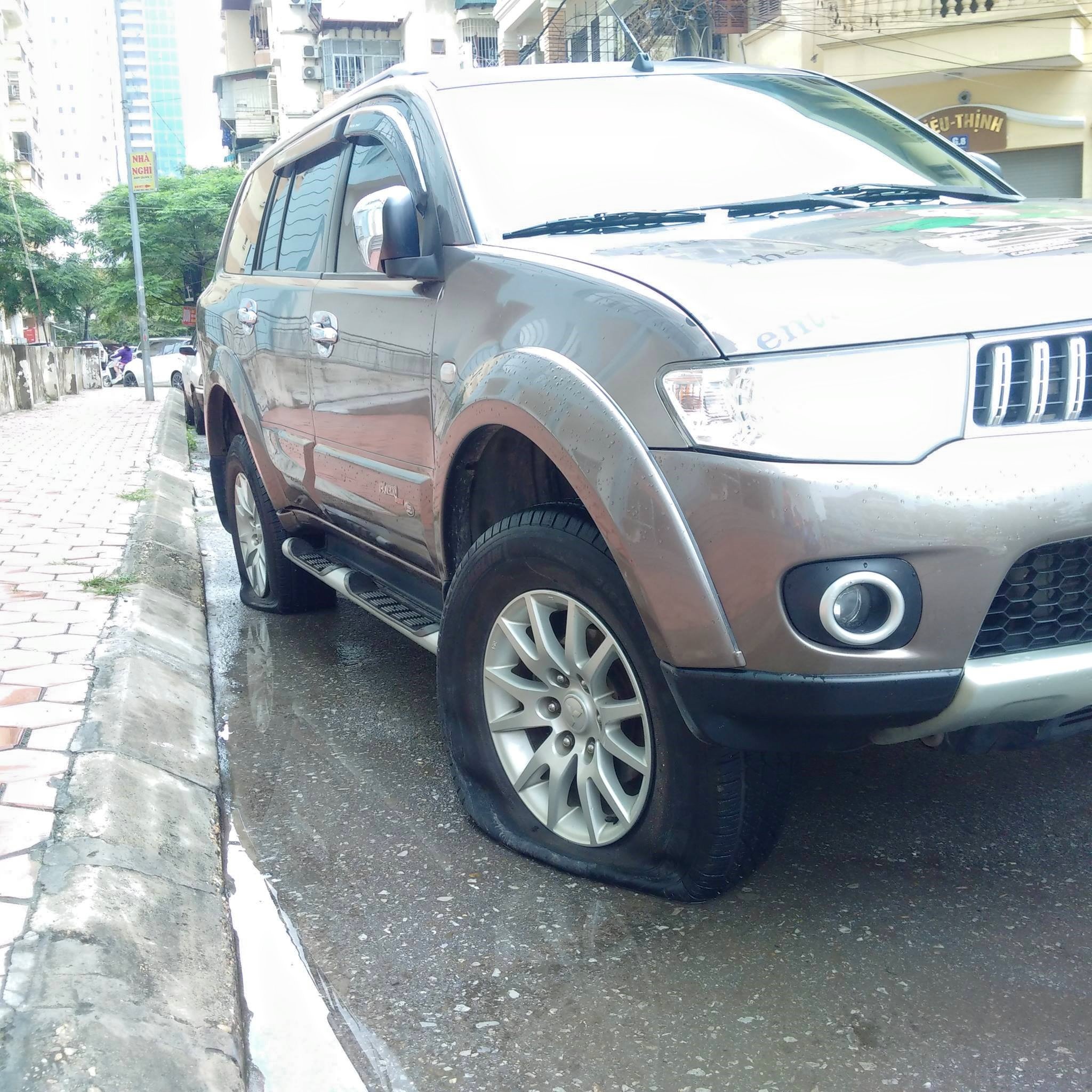 Gan chuc oto cua nguoi dan bi rach lop luc sang som hinh anh