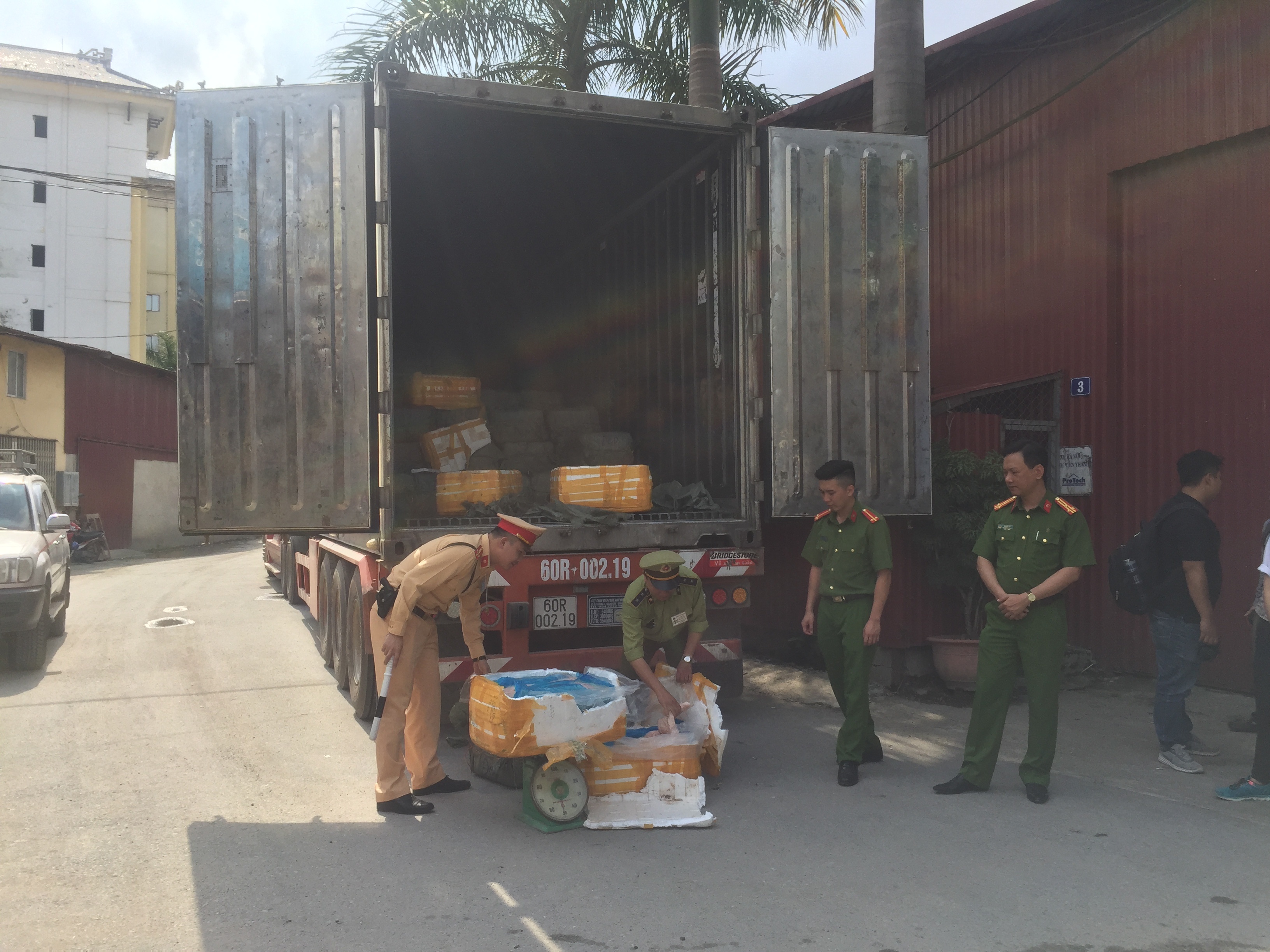 Hon 10 tan thit va noi tang dong vat khong ro nguon goc bi thu giu. hinh anh