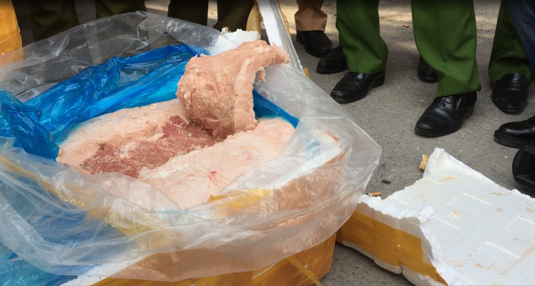 Canh sat chan xe container cho hon 10 tan thuc pham ban vao Nam hinh anh