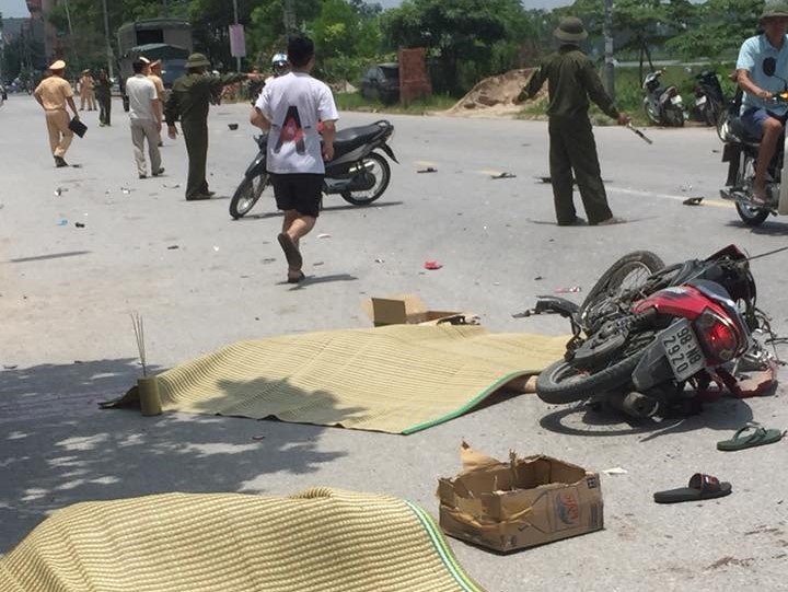 Doi dau xe tai, 2 thanh nien tu vong tai cho hinh anh