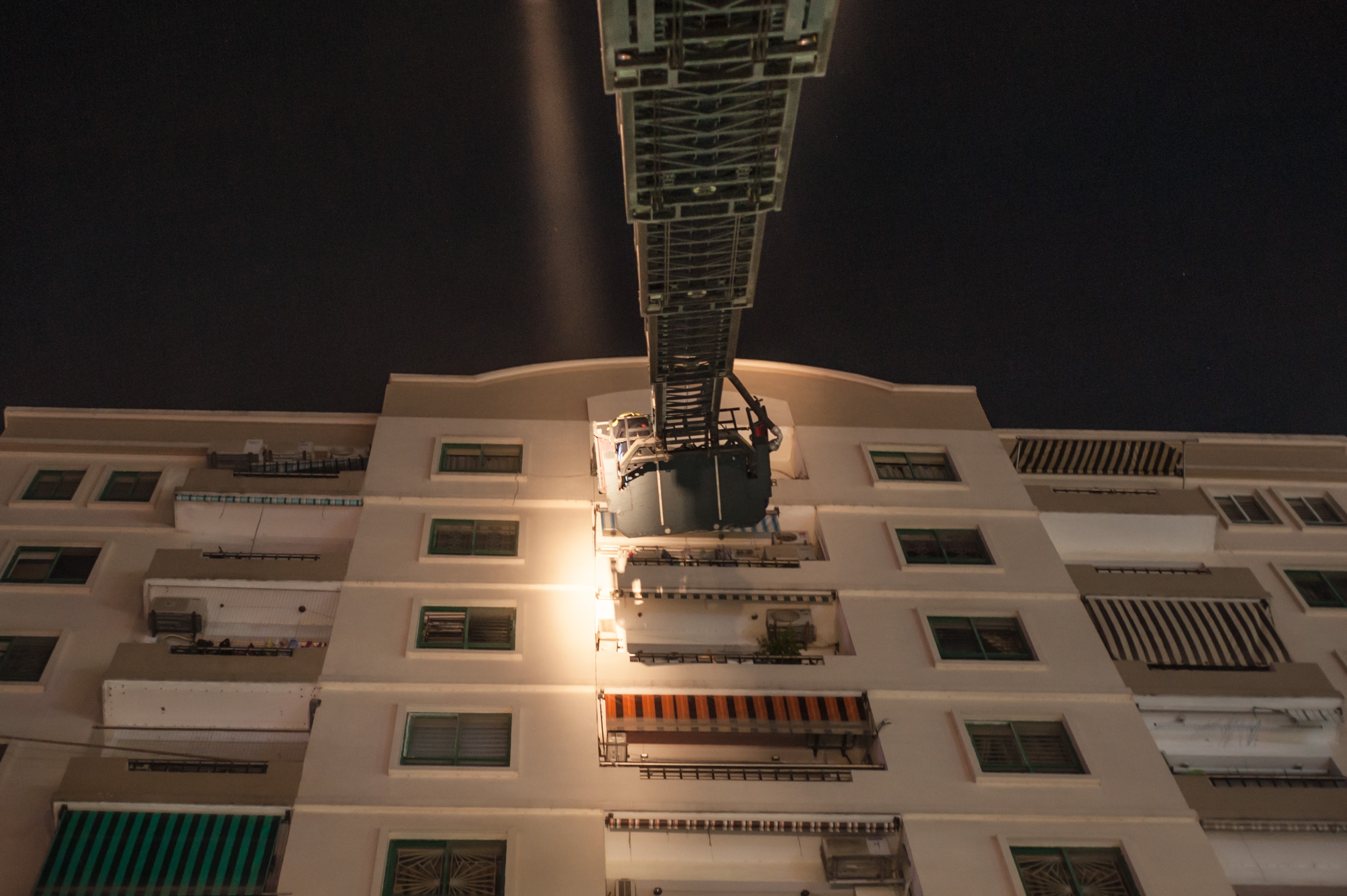 Dung xe thang cuu nguoi thoat khoi khu vuc chay o chung cu Vinaconex hinh anh