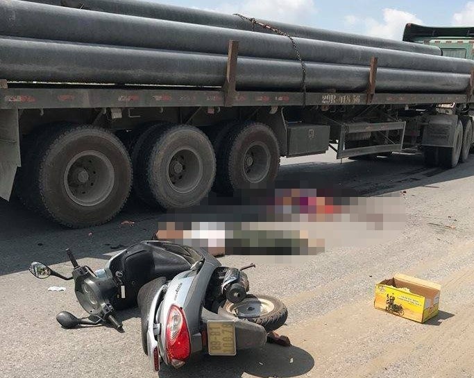 Doi nam nu bi cuon vao gam xe dau keo hinh anh