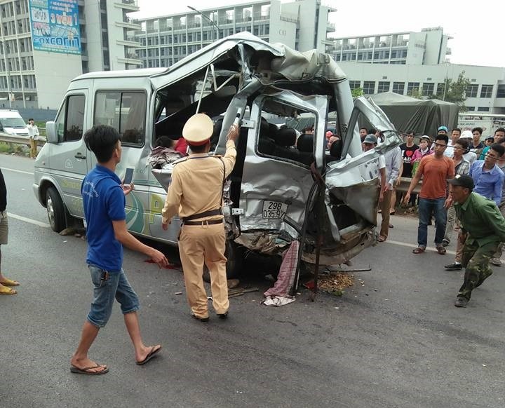 Oto tai huc vang xe khach, 2 nguoi tu vong hinh anh