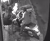 5 phu nu tham gia vu giang co voi ten trom SH trong dem hinh anh