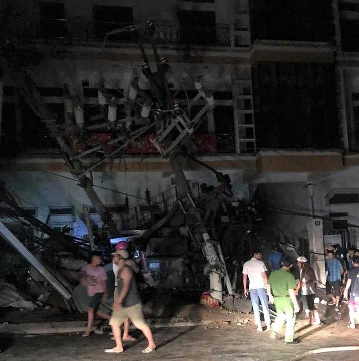 Xe phun be tong dam sap tram bien, toan dao Cat Ba mat dien hinh anh