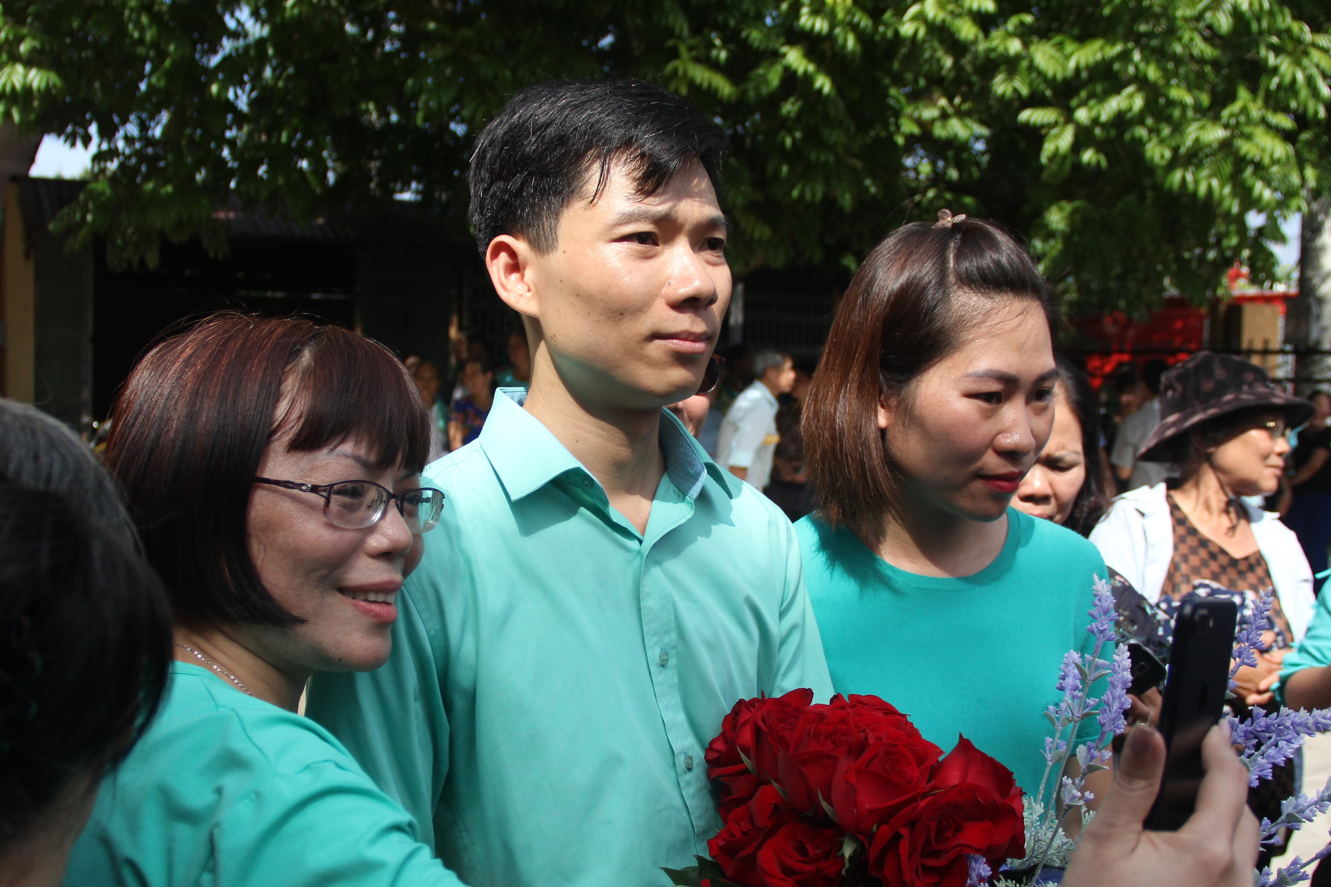 Nguoi dan chuc mung bac si Hoang Cong Luong khi toa tra ho so hinh anh