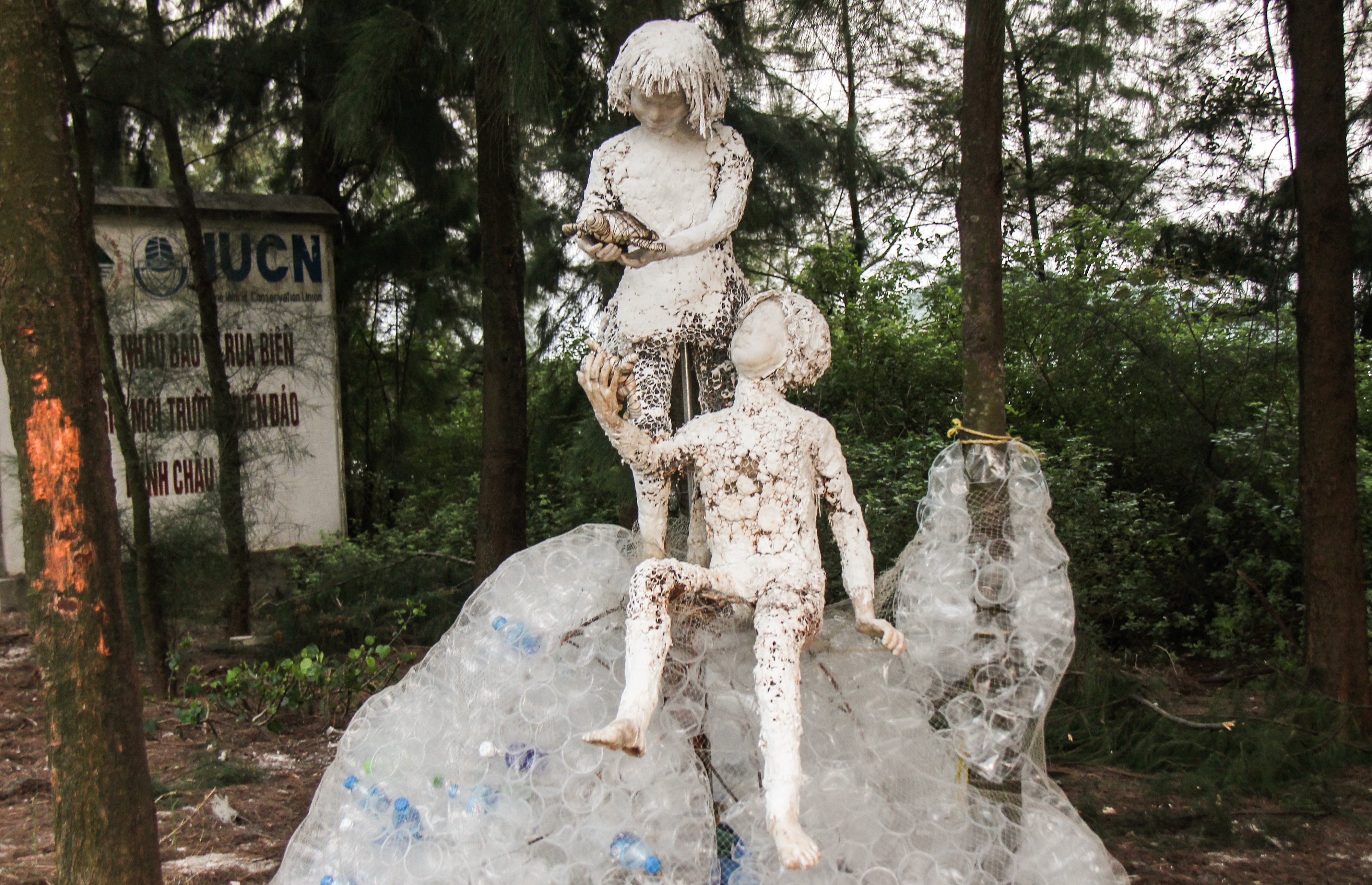 Bien rac thai thanh tac pham nghe thuat tren dao hinh anh