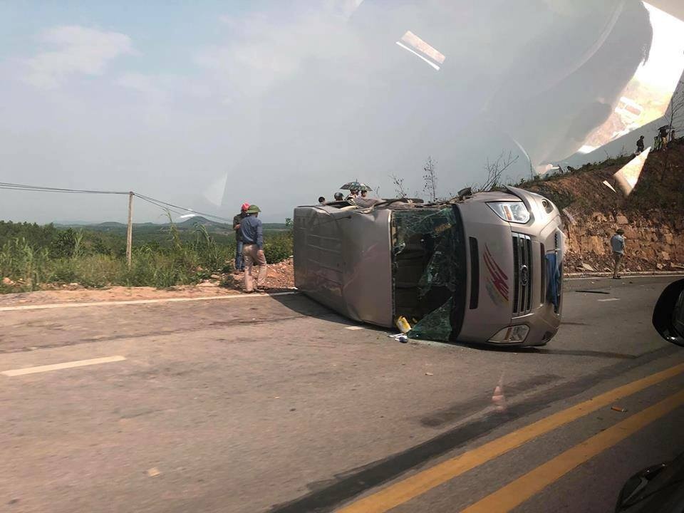 Oto 16 cho dam truc dien xe dau keo khien 1 nguoi chet, 9 bi thuong hinh anh