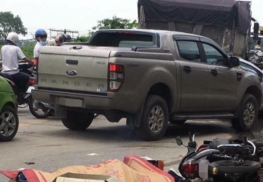 Nam thanh nien bi xe tai cuon vao gam khi nga xuong duong hinh anh