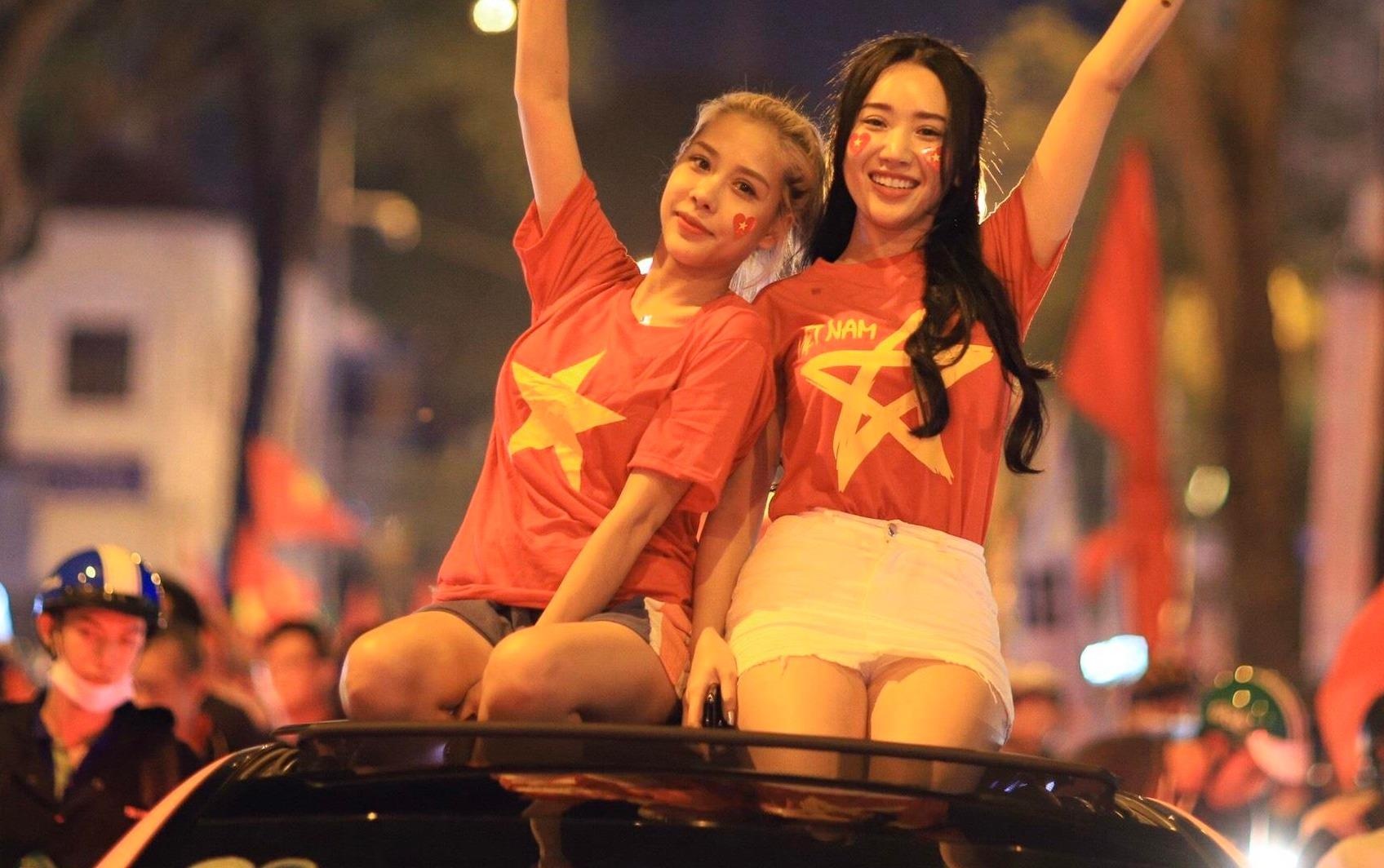 Bien nguoi mung chien thang giua khuya, Ha Noi, TP.HCM te liet hinh anh