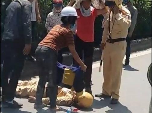 Moto cong vu va cham xe tai, nam CSGT bat tinh tren duong hinh anh