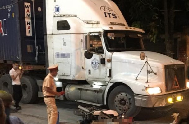 Va cham voi xe dau keo container, nguoi phu nu tu vong tai cho hinh anh